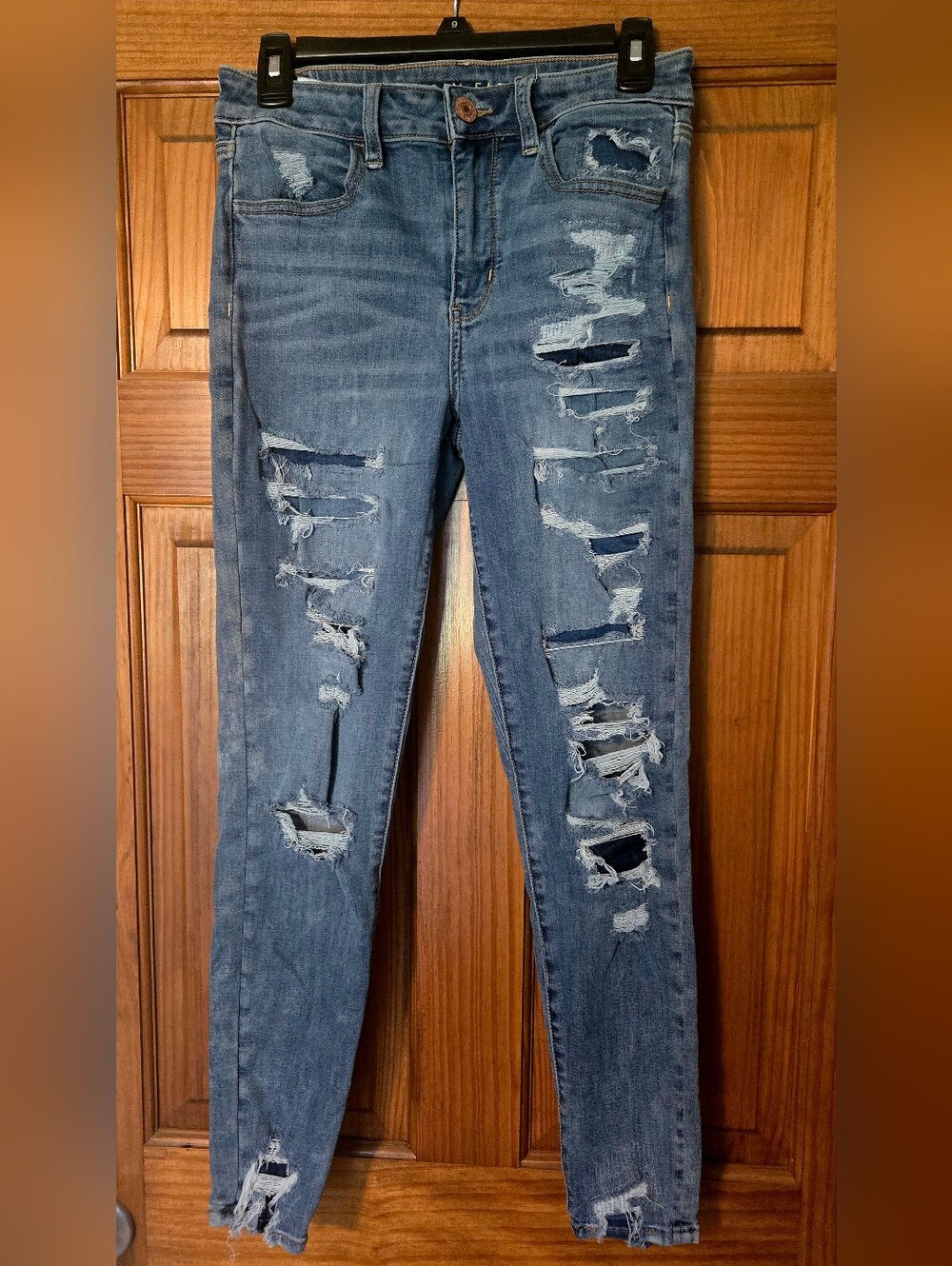 EUC American Eagle Distressed Jeans Size 8 Medium Wash Stretch Denim